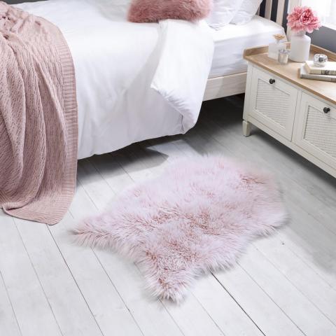 Anja Faux Fur Helsinki Rugs in Pink