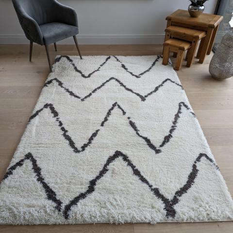 Ivory Chevron 4cm Shaggy Rugs - Ivory / 110cm